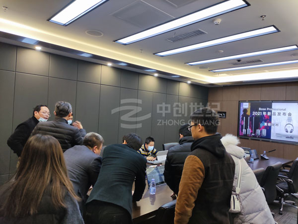 中創(chuàng)世紀業(yè)務(wù)銷售人員為來賓們介紹和演示智能會議室